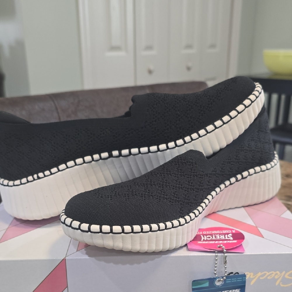 Skechers Womens Black and White Slip-On Sneakers NIB size 11 Wilshire Blvd